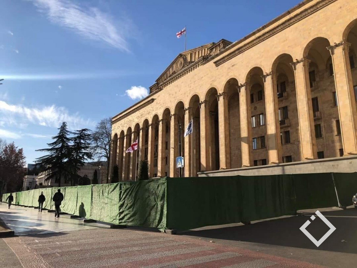 Муниципалитет тбилиси. Мэрия Тбилиси. Центральная мэрия Тбилиси. Здание парламента в Тбилиси. Мэрия Тбилиси земельный комитет.