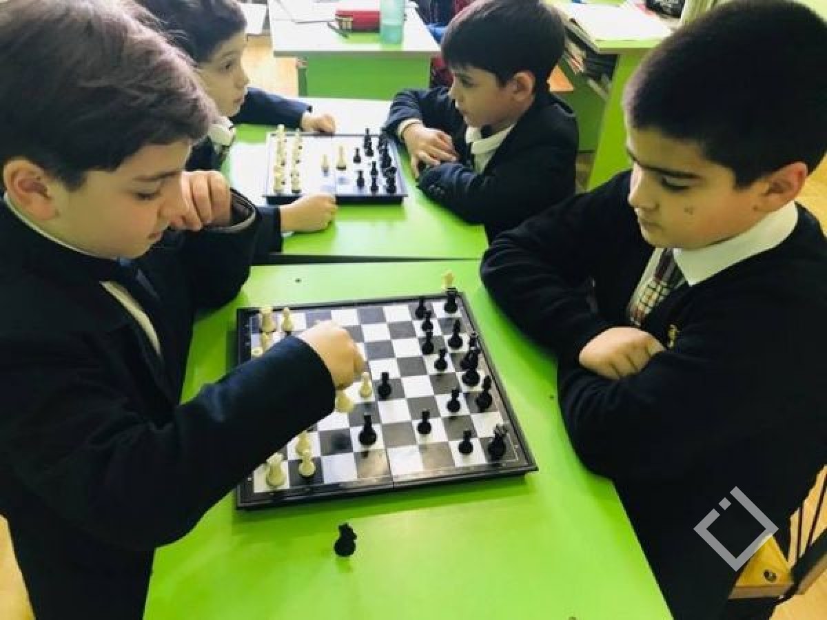 სკოლის მოსწავლეები ჭადრაკს პირველი კლასიდან სავალდებულო საგნად შეისწავლიან
