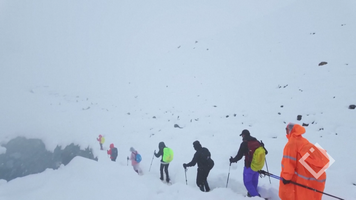 ევერესტის მახლობლად თოვლში ჩარჩენილი ასობით მოლაშქრე გადაარჩინეს