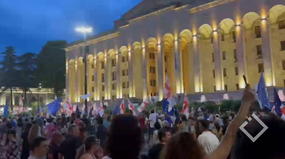 პარლამენტთან შეკრებილებს ოპოზიციონერი ლიდერები მიმართავენ