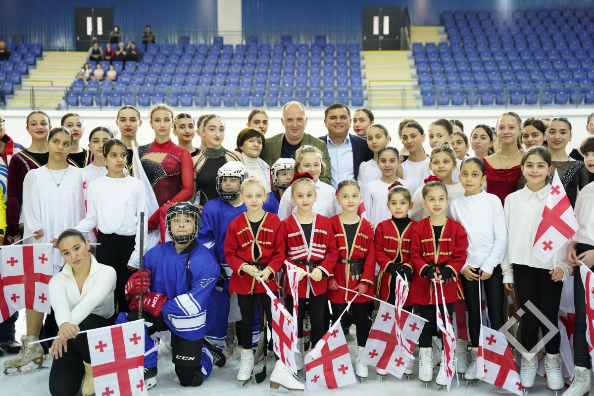 გიორგი მურვანიძემ ყინულის არენაზე სხვადასხვა სექციის მოსწავლეებს შესაბამისი ეკიპირება გადასცა