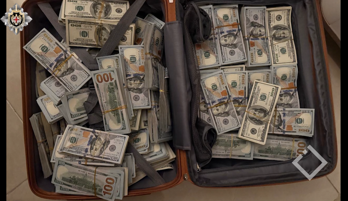 ყოფილი მაღალჩინოსნების სახლებიდან ამოღებული ფული და ძვირფასეულობა