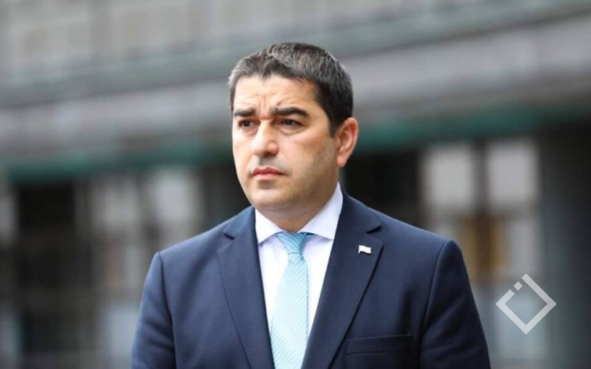 თვალშისაცემია, რომ ბოლო პერიოდში, გერმანიის ელჩი კონკრეტული გზავნილების გადმოსაცემად მხატვრულ მეთოდებს იყენებს და შერჩეული ფონის მეშვეობით გვესაუბრება - შალვა პაპუაშვილი
