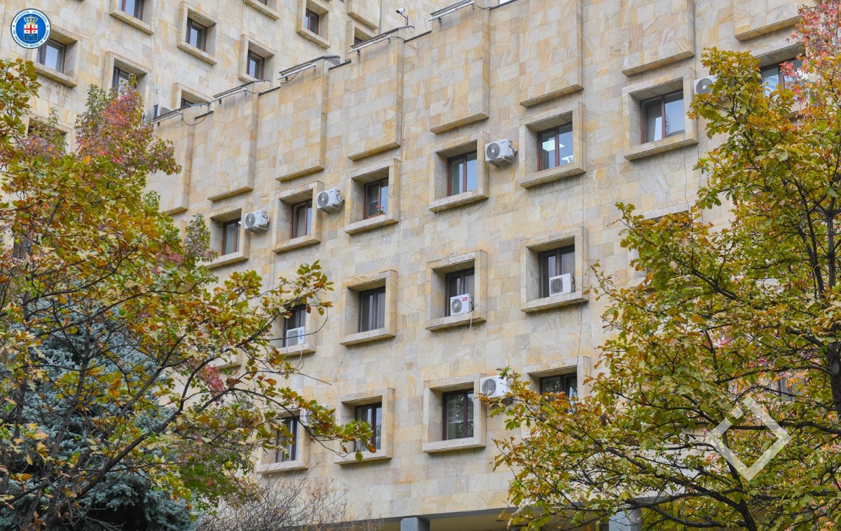 პროკურატურის მტკიცებულებების საფუძველზე განსაკუთრებული სისასტიკით ჩადენილი მეუღლის განზრახ მკვლელობის ფაქტზე ბრალდებულს უვადო თავისუფლების აღკვეთა მიესაჯა