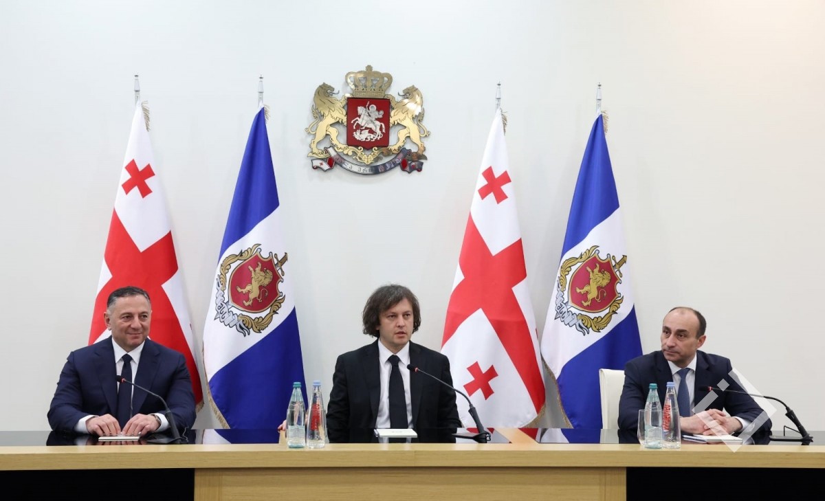 ირაკლი კობახიძემ შინაგან საქმეთა სამინისტროს თანამშრომლებს უწყების ახალი ხელმძღვანელი გელა გელაძე წარუდგინა
