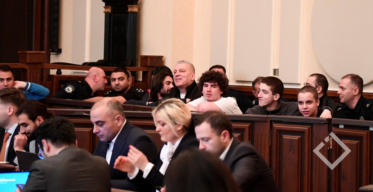 თბილისის საქალაქო სასამართლომ ჯგუფურ ძალადობაში მონაწილეობისა და მისი ორგანიზების ბრალდებით დაკავებული ზვიად ცეცხლაძე და კიდევ 7 პირი კვლავ პატიმრობაში დატოვა