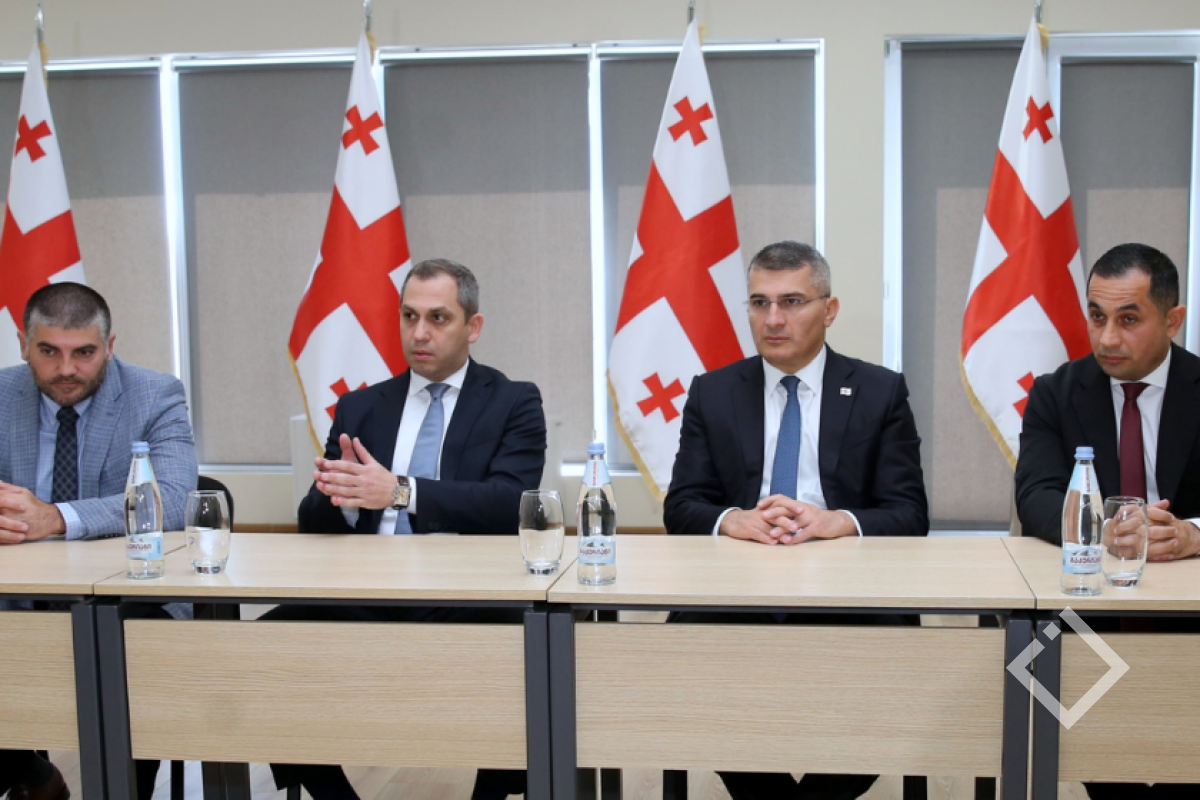 სახელმწიფო უსაფრთხოების სამსახურის უფროსმა მამუკა მდინარაძემ სუს-ის სასწავლო ცენტრის თანამშრომლებს ახალი ხელმძღვანელი მალხაზ ჩიტაია წარუდგინა