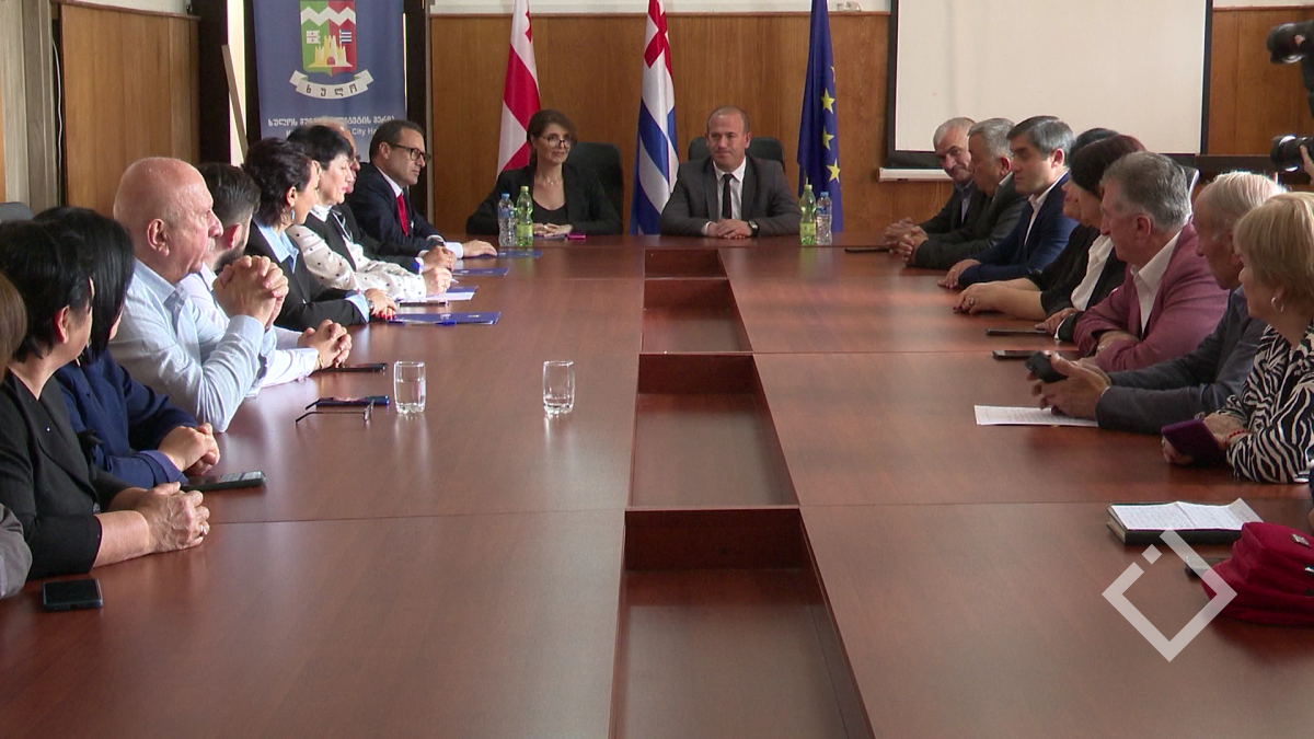 ელისო ბოლქვაძე ხულოში კულტურის სფეროს წარმომადგენლებს შეხვდა