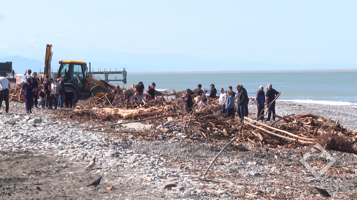 სტიქიის შედეგად დაზიანებული სანაპიროს დასუფთავება 
