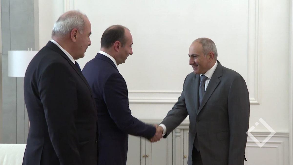 შს მინისტრი სომხეთის პრემიერ-მინისტრს შეხვდა