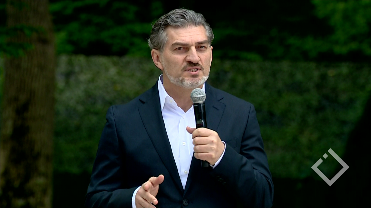 დიდი მნიშვნელობა აქვს, ჩაიცვა ეროვნული სამხედრო ფორმა, ამაზე დიდი სიამაყე არ არსებობს, ჩვენი ჯარი ჩვენი პატარა, მამაცი ერის უდიდესი ისტორიის უმნიშვნელოვანესი ნაწილია - პრეზიდენტი